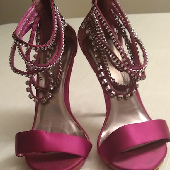 Gorgeous Zigi Soho satin bejeweled heels - Picture 7 of 7